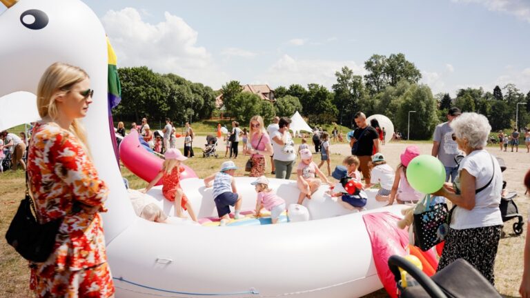 Tłumy na rodzinnej zabawie