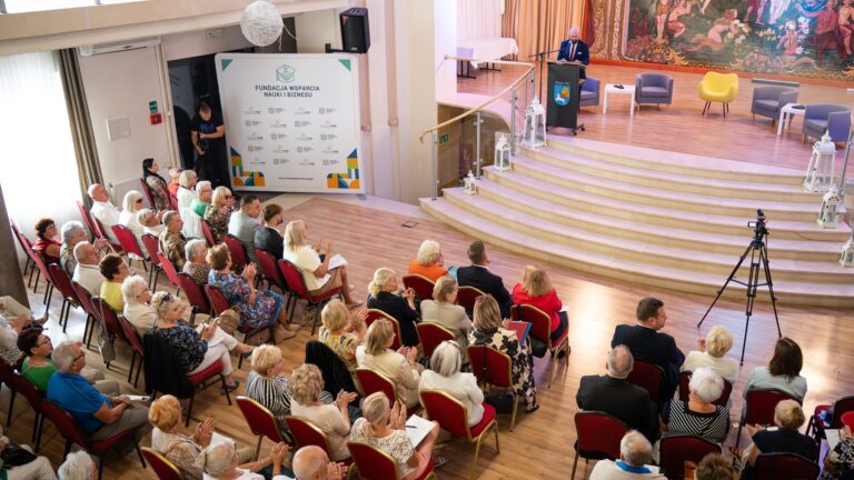 Seniorzy w centrum inspirujących dyskusji