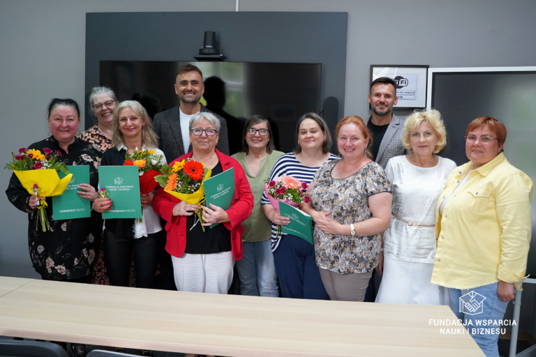 Oto pierwsze absolwentki w historii Policealnej Szkoły Zawodowej w Ełku!